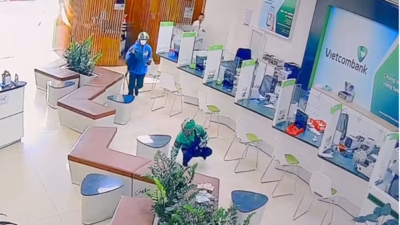 Hai đối tượng mặc trang phục xe ôm công nghệ cướp ngân hàng được trích xuất từ camera an ninh.