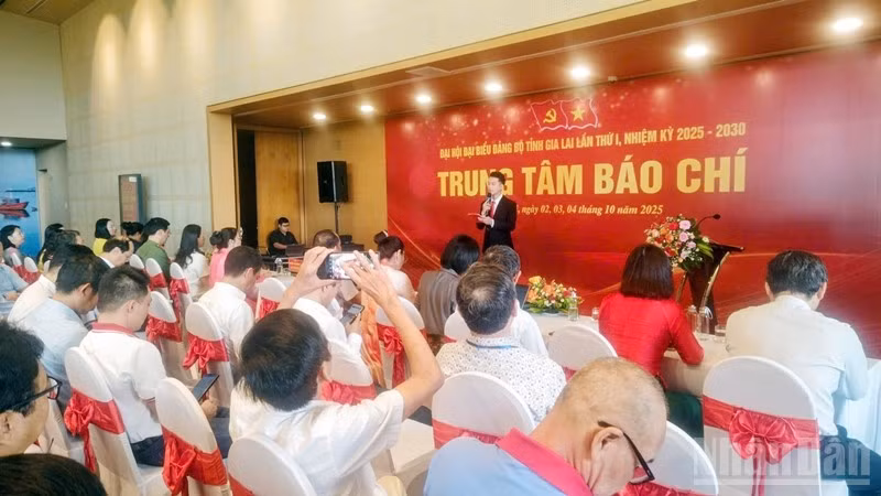 Quang cảnh buổi lễ ra mắt Trung tâm Báo chí phục vụ Đại hội đại biểu Đảng bộ tỉnh Gia Lai lần thứ I.