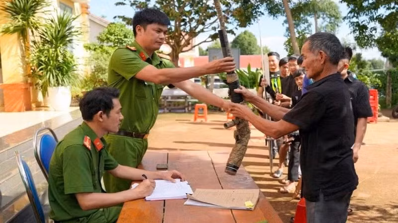 Người dân xã Ia Nan tự nguyện giao nộp vũ khí tự chế, vật liệu nổ tại trụ sở Công an xã. (Ảnh: Công an tỉnh Gia Lai)