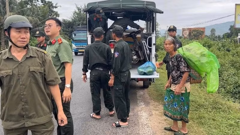Lực lượng chức năng vận động người dân di chuyển đến nơi an toàn tránh bão.