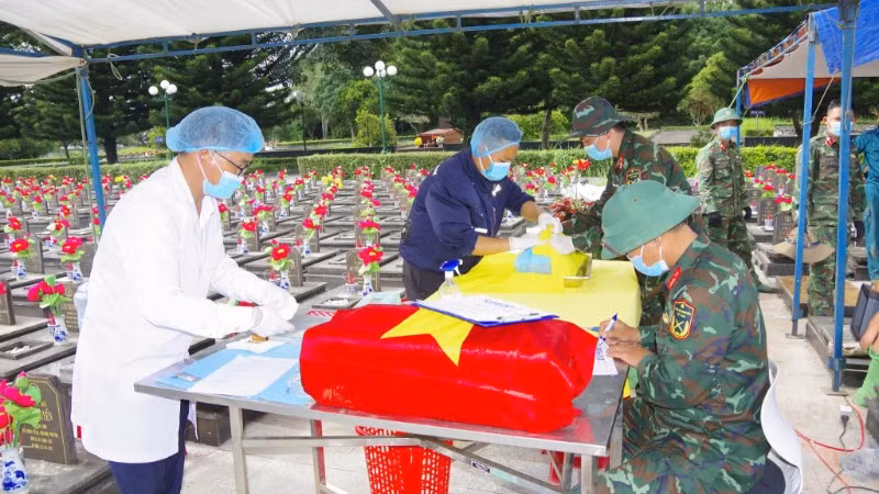 Cán bộ, chiến sĩ Đội lấy mẫu số 2 cẩn trọng thực hiện quy trình khai quật, thu thập mẫu sinh phẩm phục vụ công tác giám định ADN tại Nghĩa trang liệt sĩ tỉnh Gia Lai.