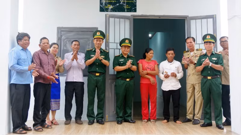 Đoàn công tác Bộ đội Biên phòng tỉnh Gia Lai bàn giao “Nhà Hữu nghị” cho gia đình bà Puih Vêu.