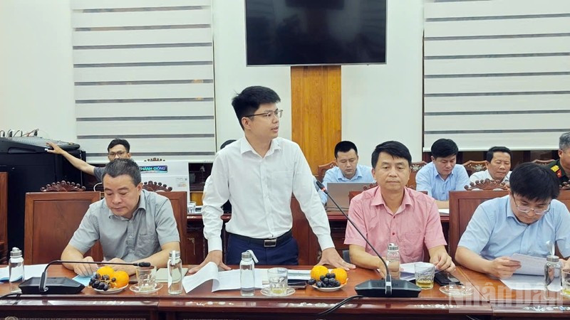 Đại diện Tập đoàn Đèo Cả báo cáo Phó Thủ tướng tiến độ thi công dự án. ndo_br_z6680545776336-2e43b865f9d8c88d10d91ffa958b40c5.jpg