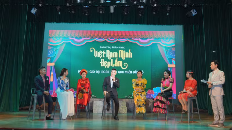 Nhạc sĩ Lưu Minh Quang Ngọc và các cộng sự chia sẻ với khán giả về quá trình thực hiện dự án.