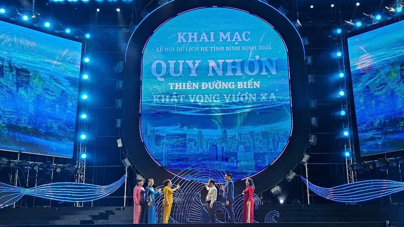 Các đại biểu bấm nút khai mạc. z6703176977304-45ea75a9996d94733e7f0163926132e2.jpg