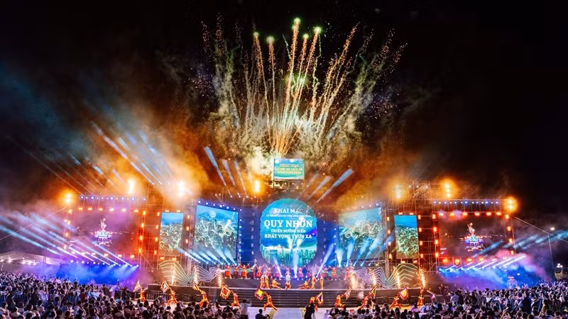 Mở màn khai mạc rực rỡ sắc màu.