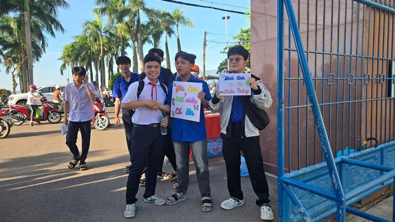 Tiếp sức mùa thi là hoạt động thường niên của Đoàn Thanh niên, Hội sinh viên nhằm giúp thí sinh tự tin bước vào kỳ thi. 503684929-1021578726830640-2081383818871376269-n-3044.jpg