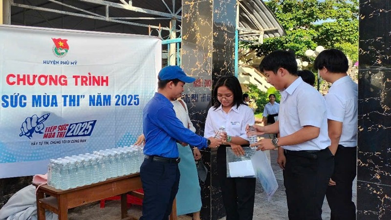 Đội tình nguyện hỗ trợ nước uống cho thí sinh. 503946957-1021578703497309-8313302617934210388-n-8556.jpg