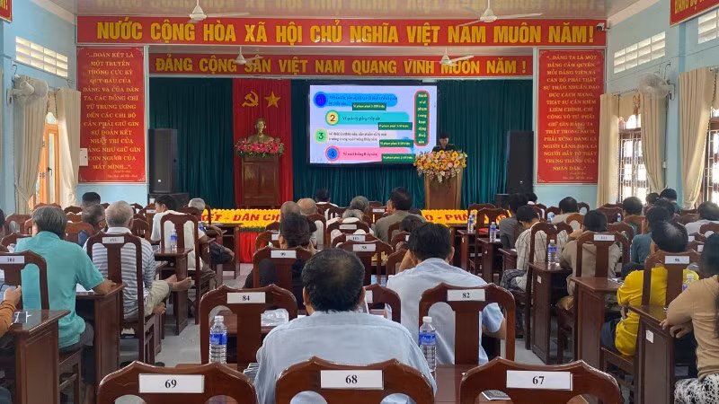 Các báo cáo viên của Sở Ngoại vụ và Biên phòng tuyên truyền cho ngư dân.