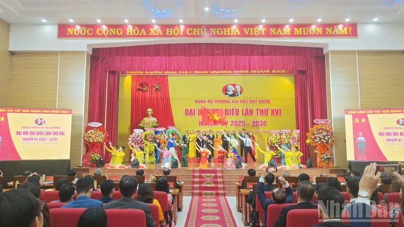 Biểu diễn văn nghệ chào mừng Đại hội.