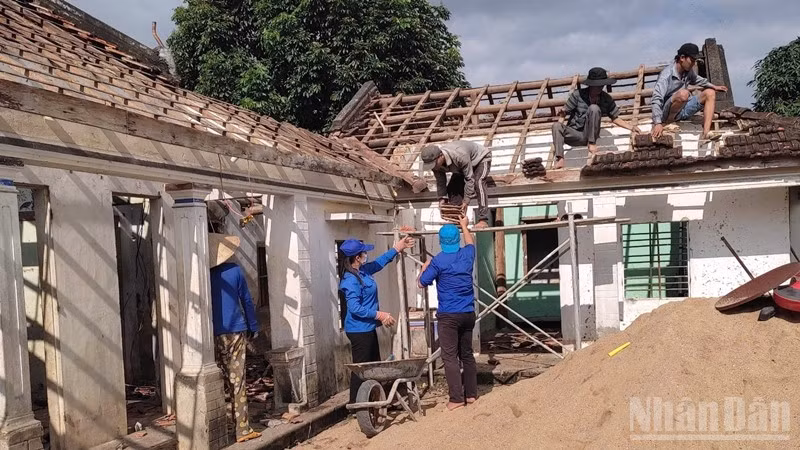 Chung tay xóa nhà tạm, nhà dột nát cho người nghèo.