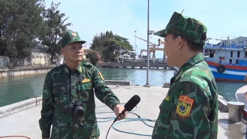 Thiếu tá quân nhân chuyên nghiệp Văn Công Cường (bến trái) trong một lần tác nghiệp.