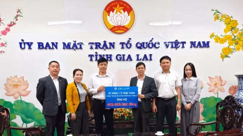 Đại diện Hệ thống Y tế Hùng Vương trao 400 triệu đồng cho bà con vùng lũ thông qua Ủy ban Mặt trận Tổ quốc Việt Nam tỉnh Gia Lai.