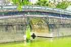 Những vết nứt, bong tróc mắt thường nhìn thấy được, đe dọa sự ổn định cấu trúc công trình các cây cầu vòm bắc qua sông Ngự.