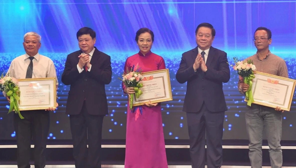 Trưởng ban Tuyên giáo Trung ương Nguyễn Trọng Nghĩa (thứ hai từ phải) và Chủ tịch Hội đồng Lý luận, phê bình văn học, nghệ thuật T.Ư Nguyễn Thế Kỷ (thứ hai từ trái) trao giải thưởng mức B năm 2023 cho các tác giả.