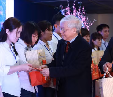 Đồng chí Bí thư Nguyễn Phú Trọng thăm và tặng quà công nhân lao động tỉnh Hưng Yên sáng mùng 4 Tết Mậu Tuất (19/2/2018). (Ảnh: HẢI NGUYỄN)