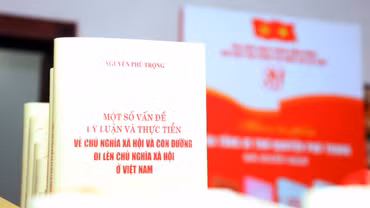 Cuốn sách “Một số vấn đề lý luận và thực tiễn về chủ nghĩa xã hội và con đường đi lên chủ nghĩa xã hội ở Việt Nam” của Tổng Bí thư Nguyễn Phú Trọng. Ảnh: VOV