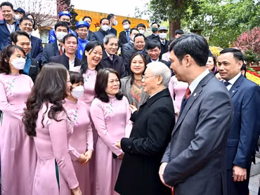 Tổng Bí thư Nguyễn Phú Trọng nói chuyện thân mật với cán bộ, nhân viên Trung tâm Bảo tồn di sản Thăng Long - Hà Nội, ngày 4/2/2022. Ảnh: Đăng Khoa