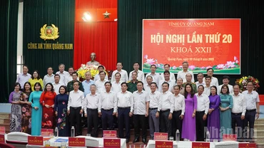 Các đồng chí trong Ban Chấp hành Đảng bộ tỉnh Quảng Nam chụp ảnh lưu niệm tại Hội nghị.
