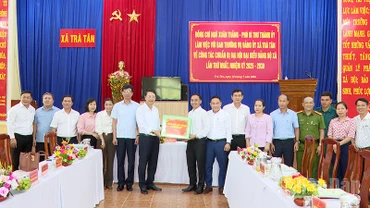 Đồng chí Ngô Xuân Thắng, Phó Bí thư Thành ủy Đà Nẵng cùng đoàn công tác tặng quà cho Đảng ủy xã Trà Tân.
