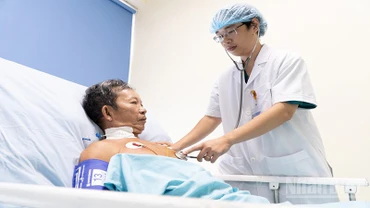 Bác sĩ thăm khám cho người bệnh N. T. D. sau khi được điều trị sốc phản vệ do ong vò vẽ đốt hơn 30 vết.