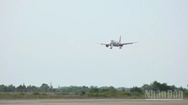 Máy bay hãng Vietjet Air hạ cánh xuống sân bay Chu Lai.