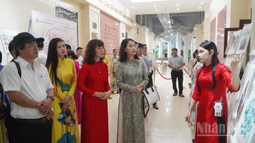 Các đại biểu tham quan tại triển lãm ký họa “Ký ức chiến trường Khu V”.