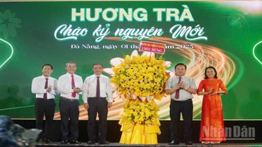 Lãnh đạo Hội đồng nhân dân thành phố Đà Nẵng tặng lẵng hoa chúc mừng Đảng bộ, chính quyền và nhân dân phường Hương Trà.