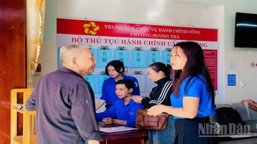 Tuổi trẻ Hương Trà hướng dẫn, hỗ trợ người dân tại Trung tâm phục vụ hành chính công phường Hương Trà với tinh thần xung kích, tình nguyện và trách nhiệm.
