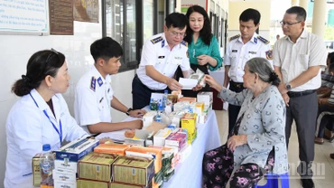 Bộ Tư lệnh Vùng Cảnh sát biển 2 tổ chức khám bệnh, cấp thuốc miễn phí cho nhân dân trên địa bàn.