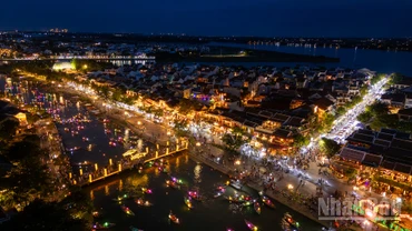 Một góc phố cổ Hội An nhìn từ trên cao về đêm.