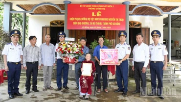 Bộ Tư lệnh Vùng Cảnh sát biển 2 nhận phụng dưỡng mẹ Việt Nam Anh hùng Nguyễn Thị Thoại.