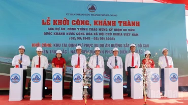 Các đại biểu bấm nút khởi công công trình Khu tái định cư.
