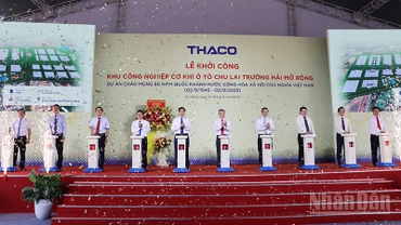 Các đại biểu bấm nút khởi công.
