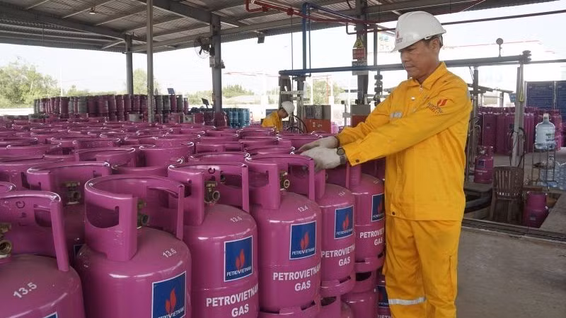 Công nhân chiết nạp gas tại Công ty cổ phần kinh doanh LPG Việt Nam.