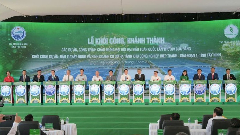 Nguyên Ủy viên Bộ Chính trị, nguyên Chủ tịch nước Trương Tấn Sang cùng các đại biểu thực hiện nghi thức khởi công khu công nghiệp Hiệp Thạnh - giai đoạn 1 tại Tây Ninh.