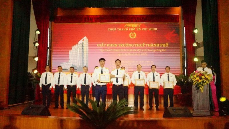 Trưởng Thuế Thành phố Hồ Chí Minh Đoàn Minh Dũng trao giấy khen cho các tập thể có thành tích xuất sắc đột xuất trong công tác quản lý thuế năm 2025.