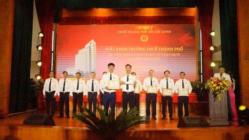 Trưởng Thuế Thành phố Hồ Chí Minh Đoàn Minh Dũng trao giấy khen cho các tập thể có thành tích xuất sắc đột xuất trong công tác quản lý thuế năm 2025.