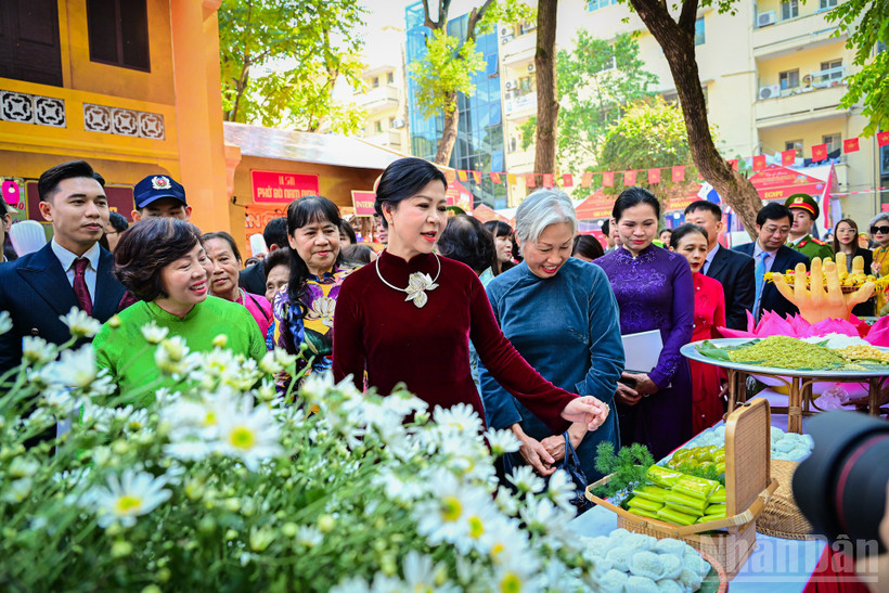 Bà Ngô Phương Ly, Phu nhân Tổng Bí thư Tô Lâm tham quan khu vực quảng bá ẩm thực Việt Nam tại Liên hoan văn hóa ẩm thực quốc tế 2025.