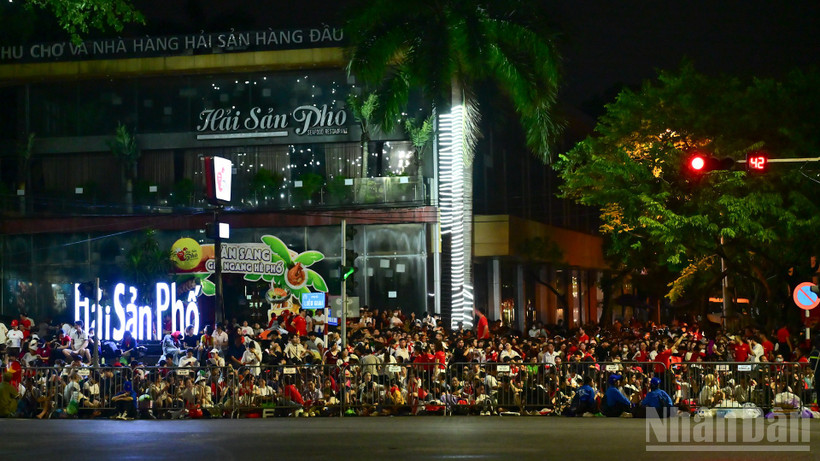 Người dân hân hoan chờ đón đoàn quân về