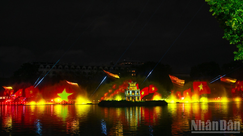 Tháp Rùa bừng sáng lung linh trong chương trình 3D Mapping “Hà Nội rạng rỡ”.