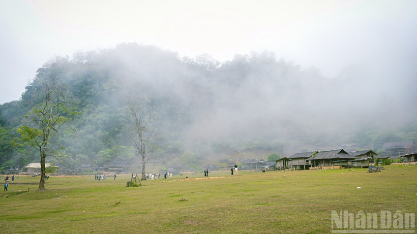 Làng nguyên thủy Hang Táu (Sơn La) được nhiều người ghé thăm trong kỳ nghỉ Tết Dương lịch 2026.