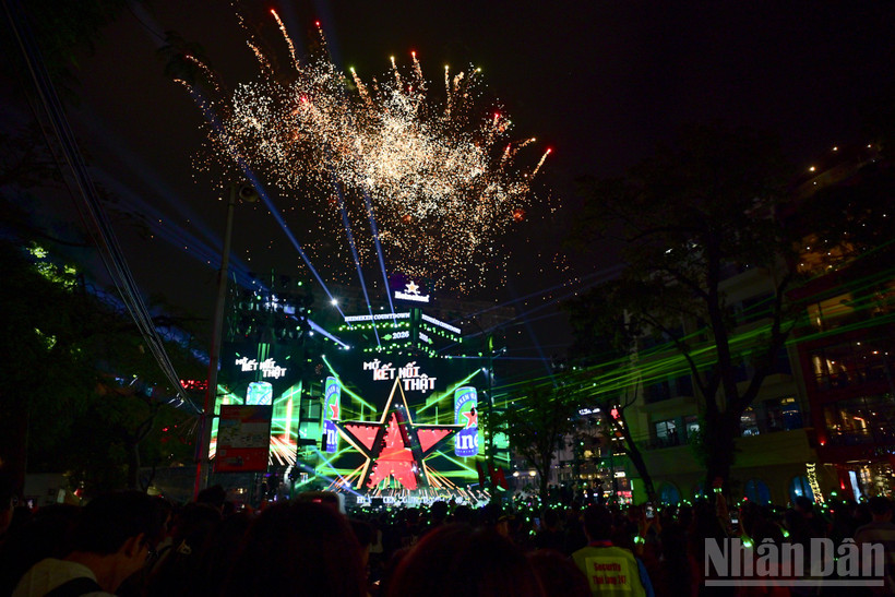 Chương trình Countdown thường niên chào đón năm mới 2026 tại không gian phố đi bộ Hồ Hoàn Kiếm (Hà Nội).
