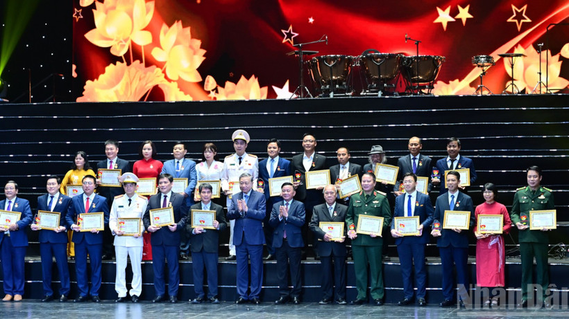 Tổng Bí thư Tô Lâm và Thường trực Ban Bí thư Trần Cẩm Tú chụp hình lưu niệm cùng các điển hình tiêu biểu tại chương trình.