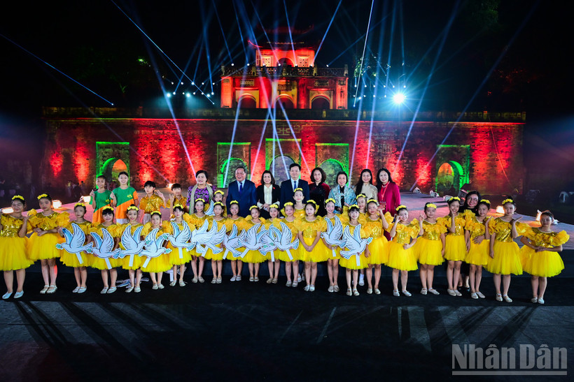 Các đồng chí lãnh đạo Đảng, Nhà nước và thành phố Hà Nội tham dự Lễ khai mạc Festival Thăng Long-Hà Nội 2025.