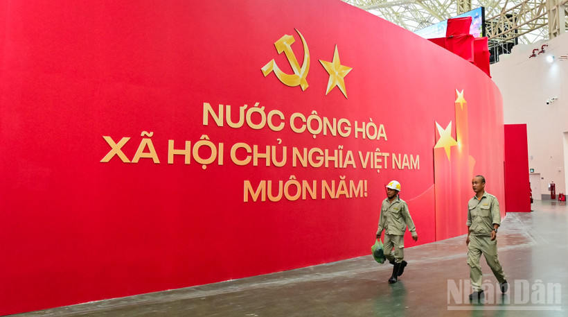 Triển lãm gây ấn tượng mạnh bằng các biểu trưng, biểu tượng, biểu ngữ quy mô lớn, hứa hẹn thu hút đông đảo khách tham quan.