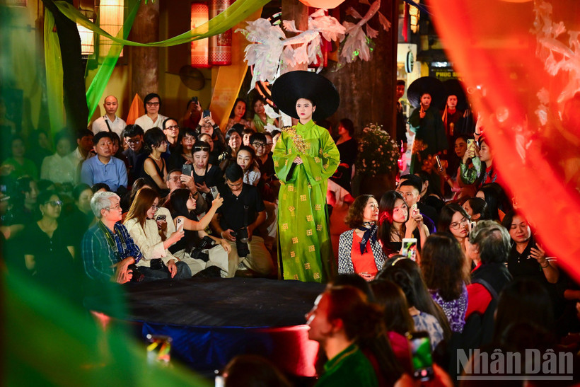 Trang phục áo dài trình diễn trong đêm khai mạc chuỗi sự kiện Văn hóa mừng 20 năm ngày Di sản Văn hóa Việt Nam.