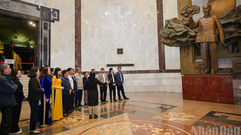 Đoàn đại biểu có 96 đồng chí Bí thư chi bộ tiêu biểu, xuất sắc đến từ 40 đảng bộ trực thuộc Trung ương đại diện cho hơn 250 nghìn đồng chí Bí thư chi bộ trong toàn Đảng đến tham quan Bảo tàng Hồ Chí Minh.