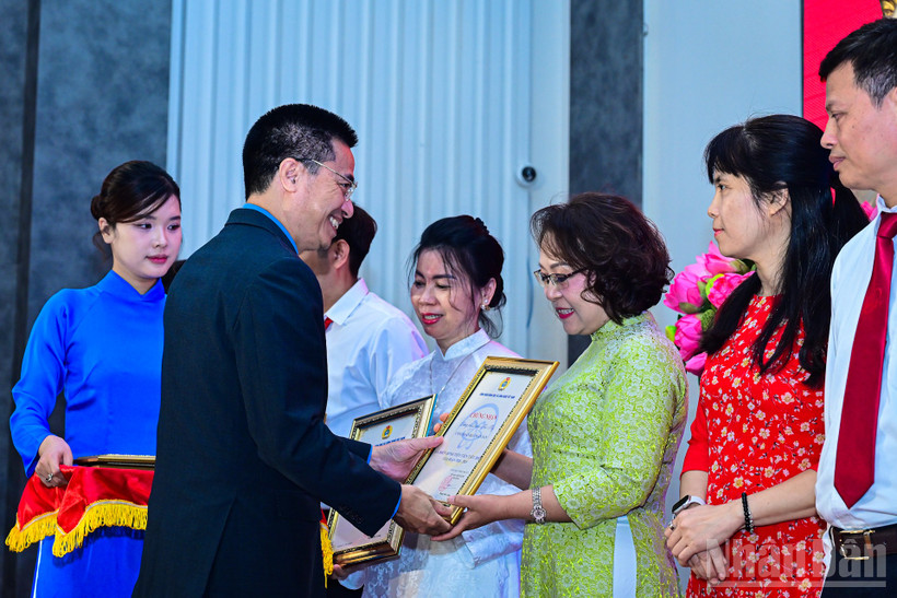 Cán bộ Báo Nhân Dân được biểu dương điển hình tiên tiến của Công đoàn Khoa học và Công nghệ Việt Nam.