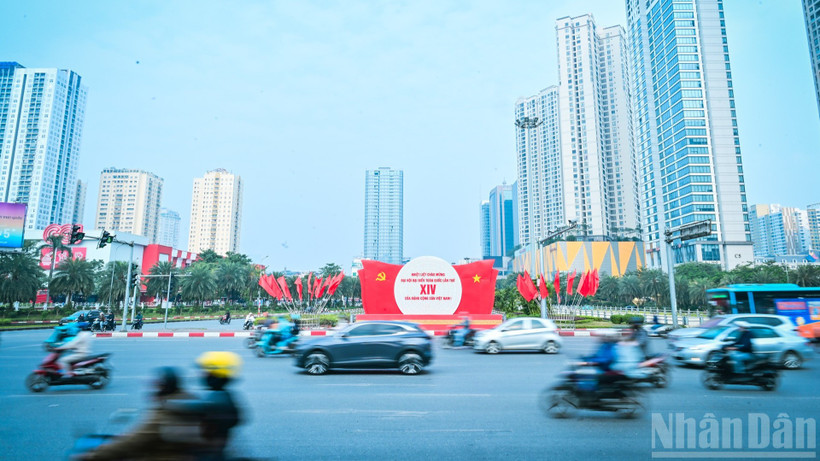 Sắc đỏ trên nhiều tuyến phố tạo nên hình ảnh sinh động của Thủ đô chào mừng Đại hội XIV của Đảng.